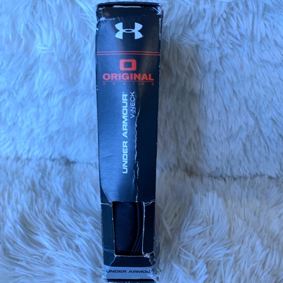 BNWT Mens Under Armour black v-neck Heatgear™️ ORIGINAL short sleeve t-shirt. - Picture 2 of 5